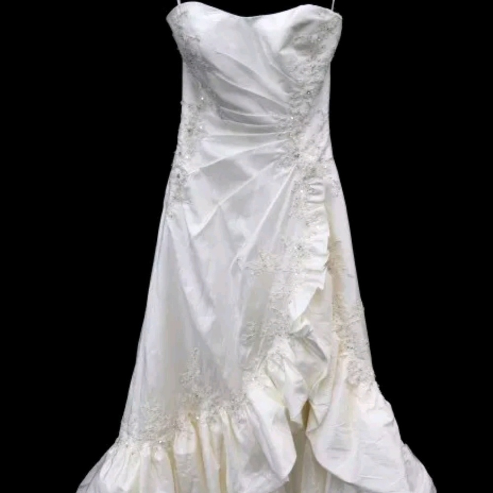 2be briGe cute ivory wedding dress. Dry-cleaned.